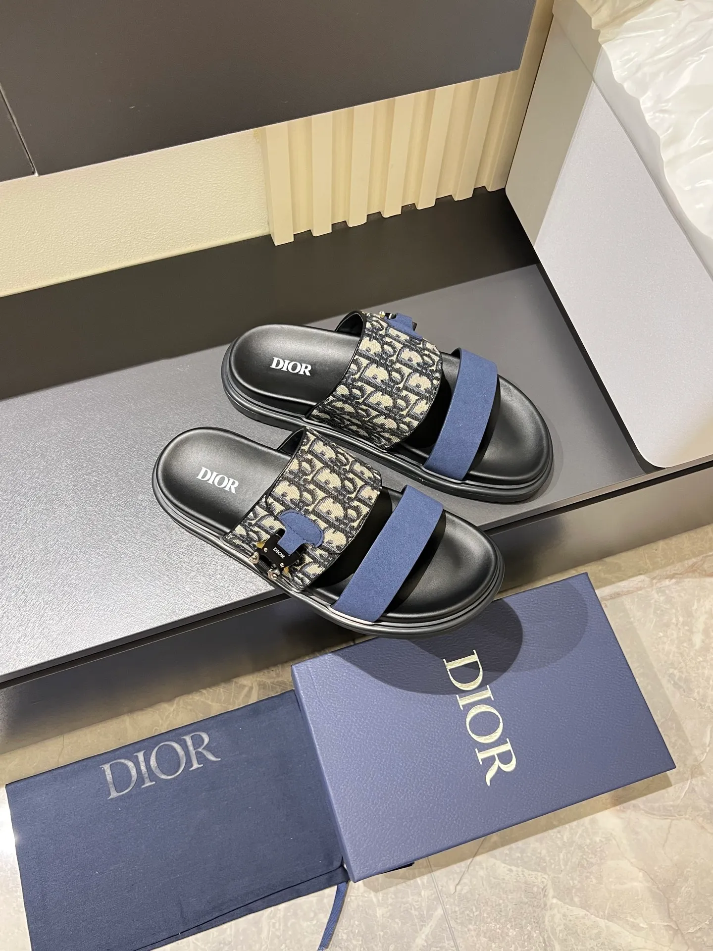 Men's Men's Shoes 💰p320 Dio* Men's Sandals Slippers. Showcasing Dior haute couture design. The Dior gray suede strap is accented with an aluminum Dior buckle for added style. Paired with a comfortable tonal notch sole, they pair easily with shorts or jeans for a sophisticated look. Main body: suede cow leather, technical fabric lining: cow leather, with adjustable straps, aluminum Dior buckle, Dior gray EVA insole, tonal notched rubber outsole splicing structure, size: 38-44 (customized at 45.46)